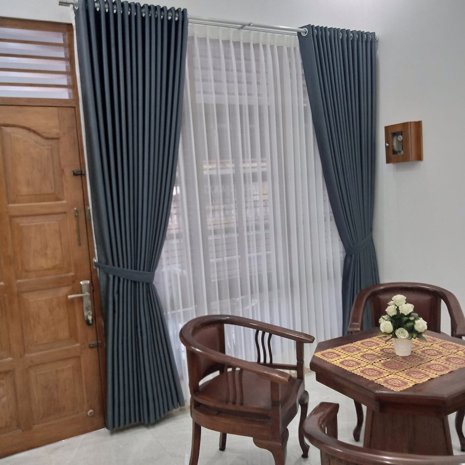 Interior rumah dengan gorden elegan dari Fantastik Gordyn Yogyakarta