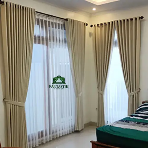 Gorden minimalis warna abu-abu di ruang tamu modern yang terang.