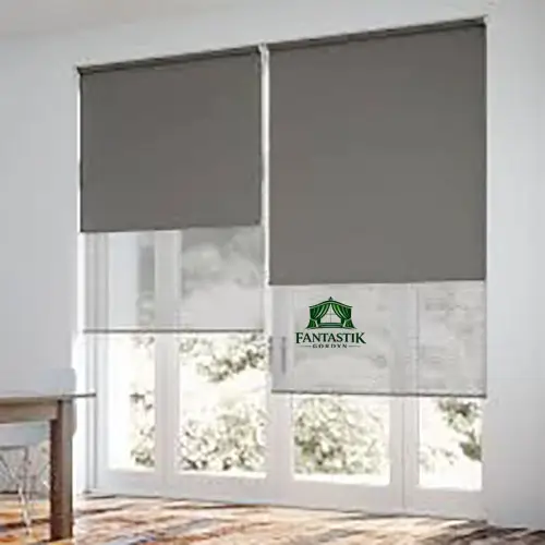 Pemasangan gorden roller blind blackout minimalis di ruang kerja modern.