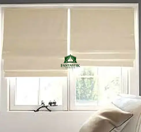 Gorden roman shade bahan linen warna krem di jendela ruang tamu minimalis.