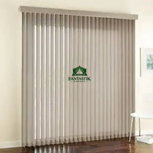 Gorden vertical blind warna krem yang elegan untuk ruang kantor minimalis
